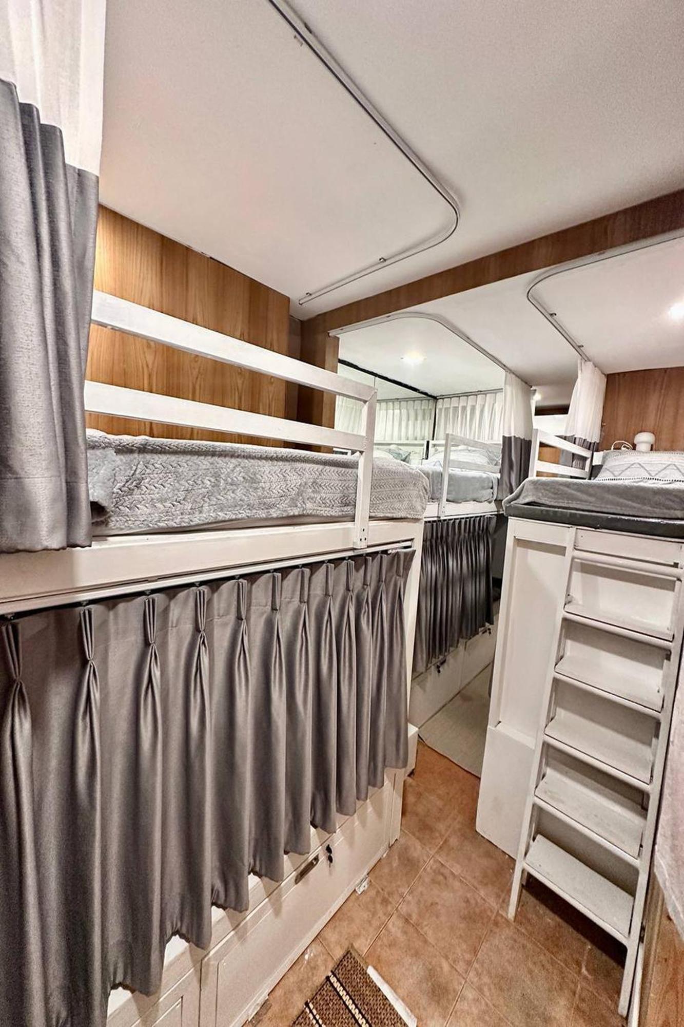 Blu Cabin Ari Stylish Gay Poshtel Bangkok Bagian luar foto