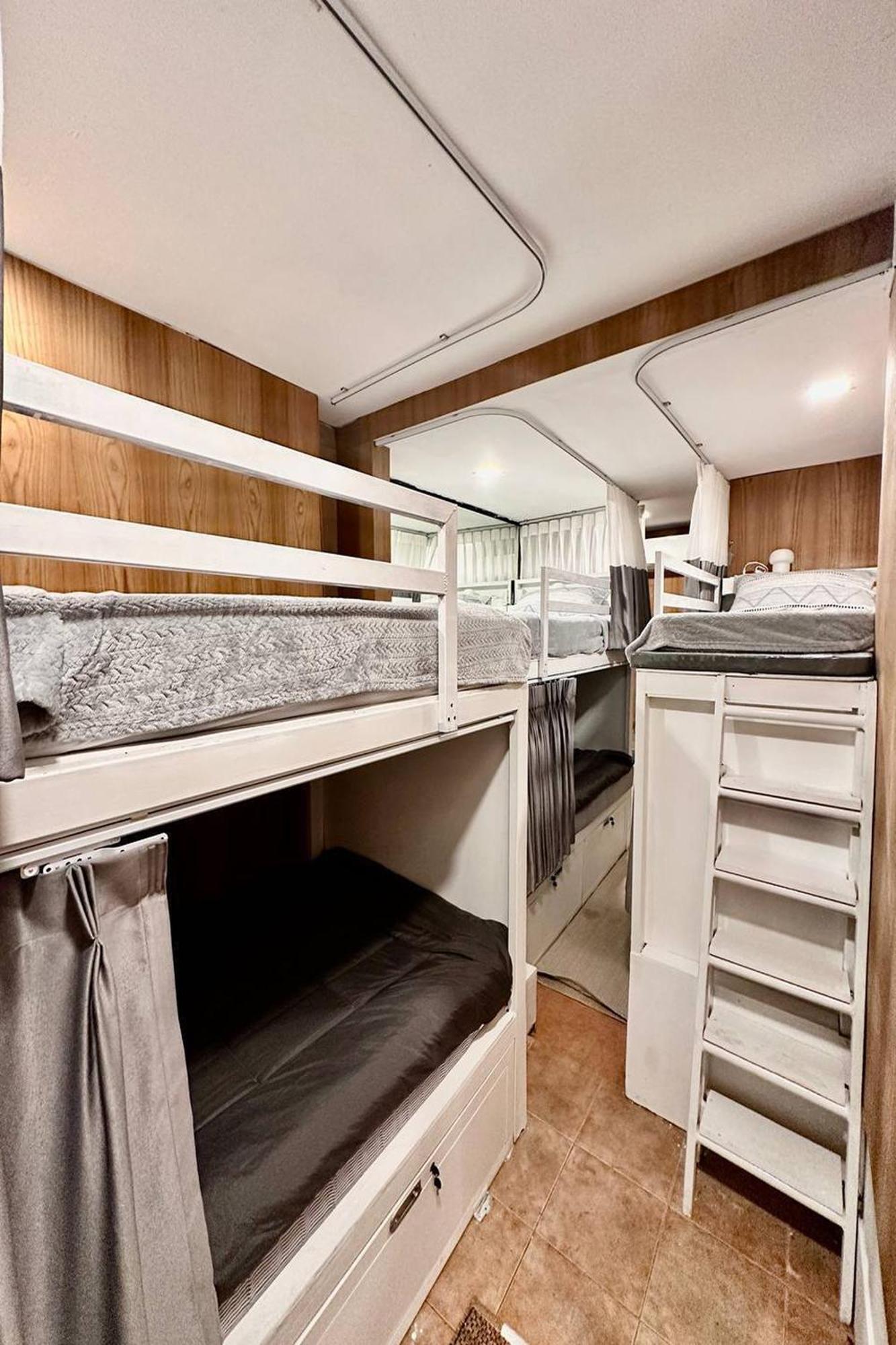 Blu Cabin Ari Stylish Gay Poshtel Bangkok Bagian luar foto