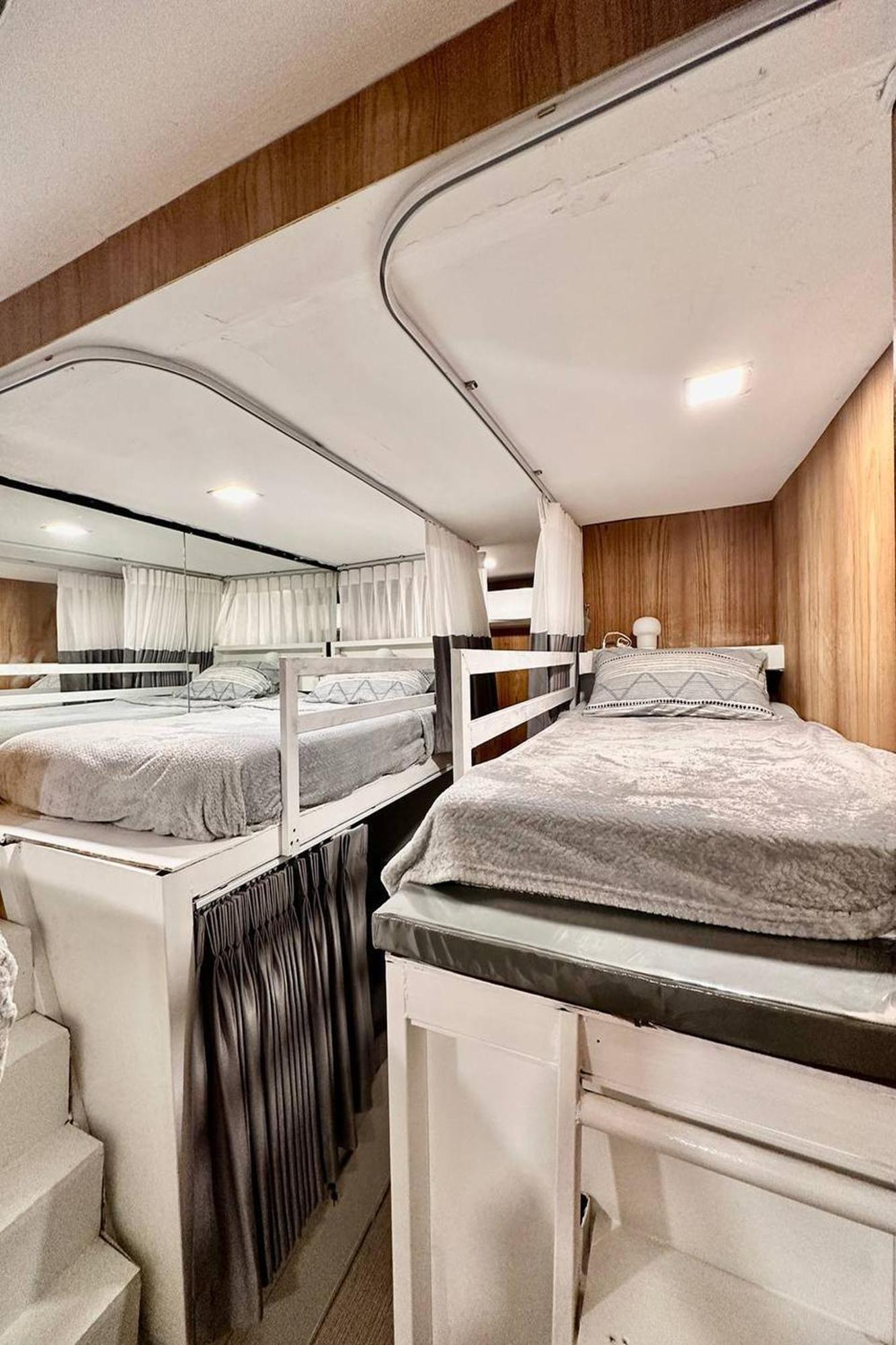 Blu Cabin Ari Stylish Gay Poshtel Bangkok Bagian luar foto