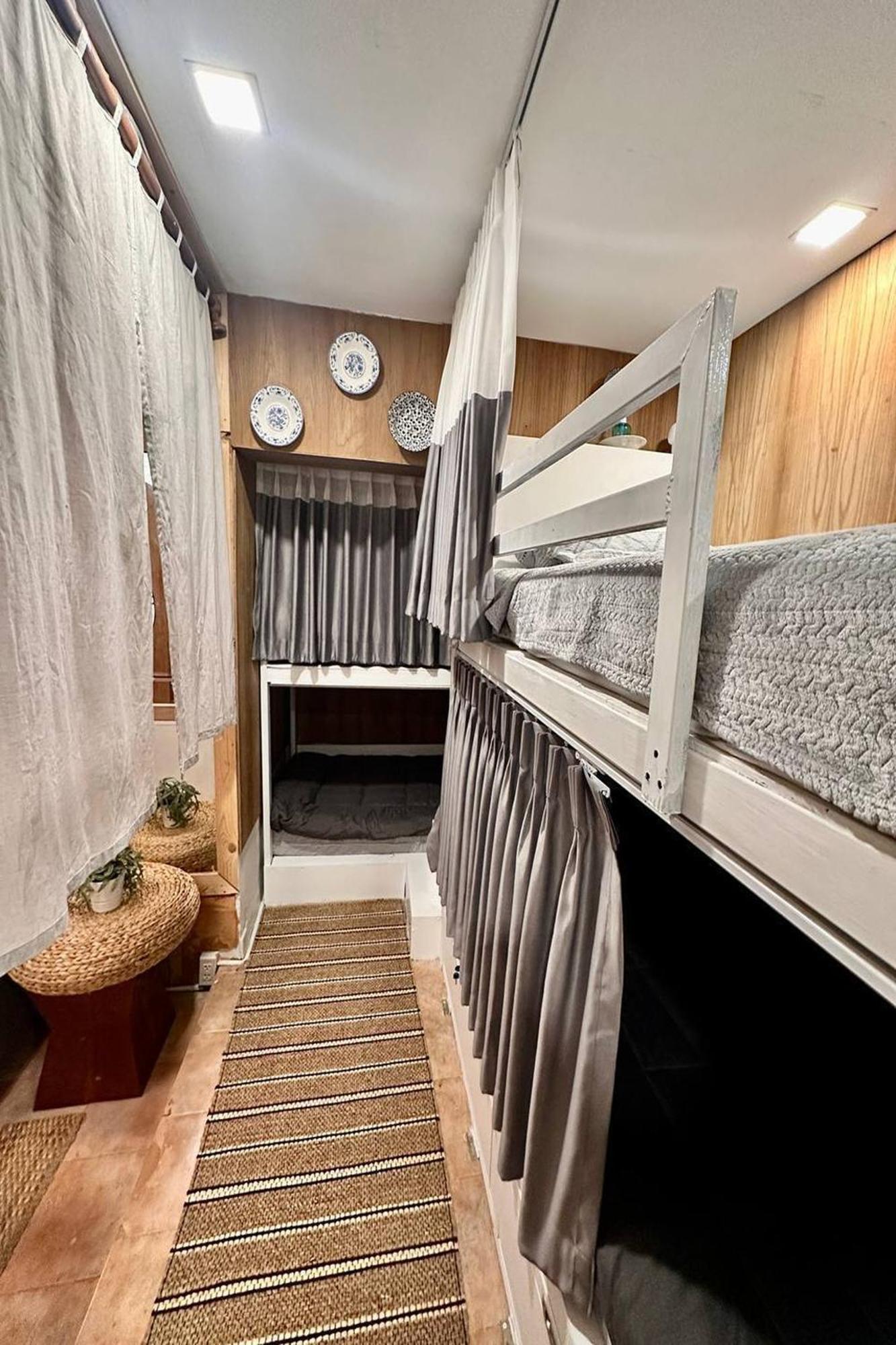 Blu Cabin Ari Stylish Gay Poshtel Bangkok Bagian luar foto