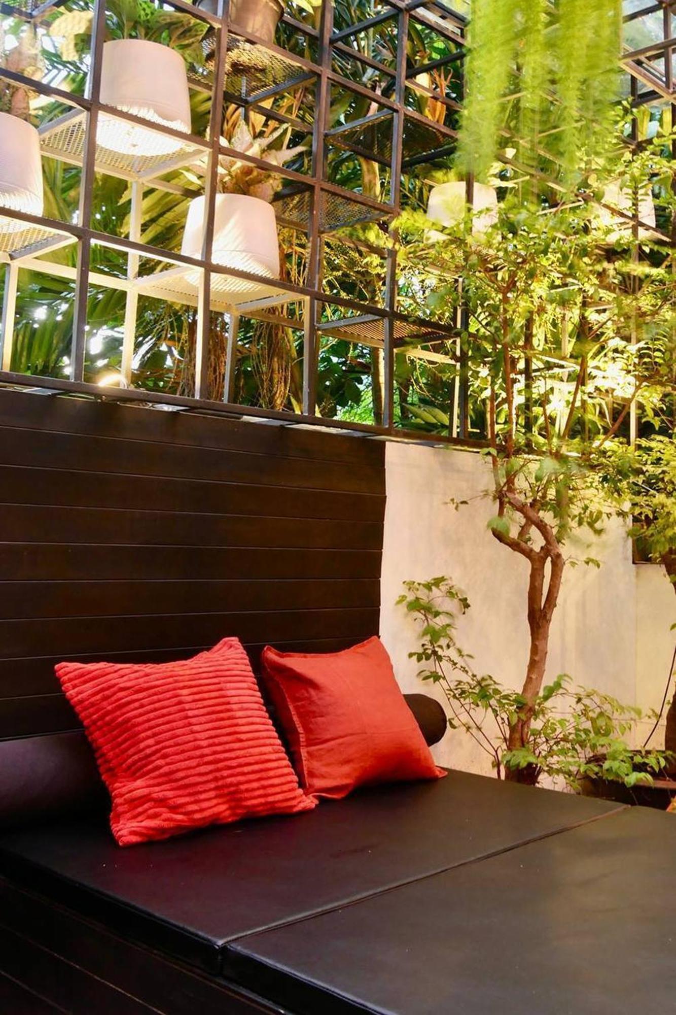 Blu Cabin Ari Stylish Gay Poshtel Bangkok Bagian luar foto