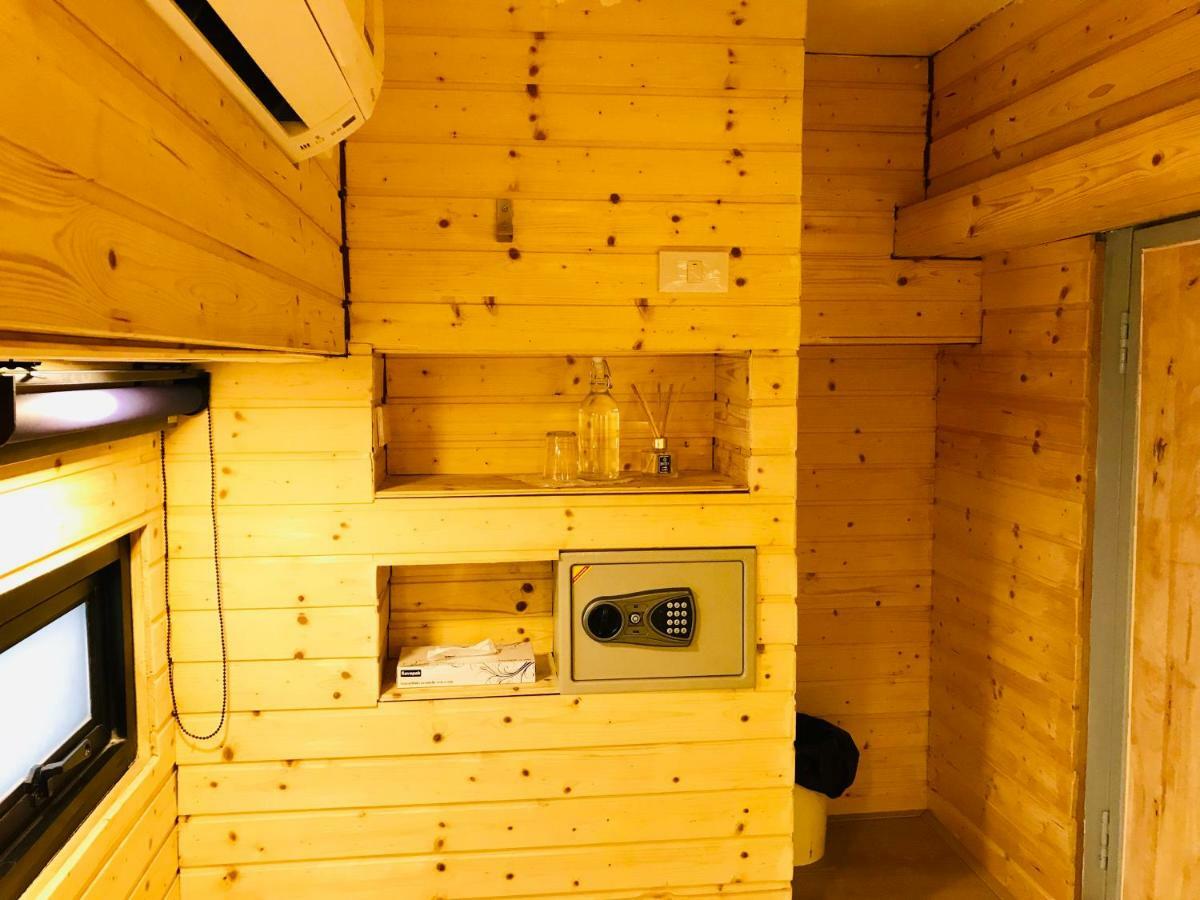 Blu Cabin Ari Stylish Gay Poshtel Bangkok Bagian luar foto